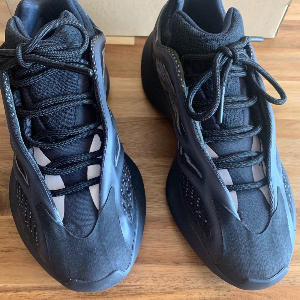 Yeezy 700 V3 - Picture 2 of 5